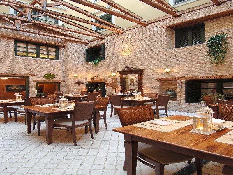 Byzantino Hotel พาทรา ภายนอก รูปภาพ