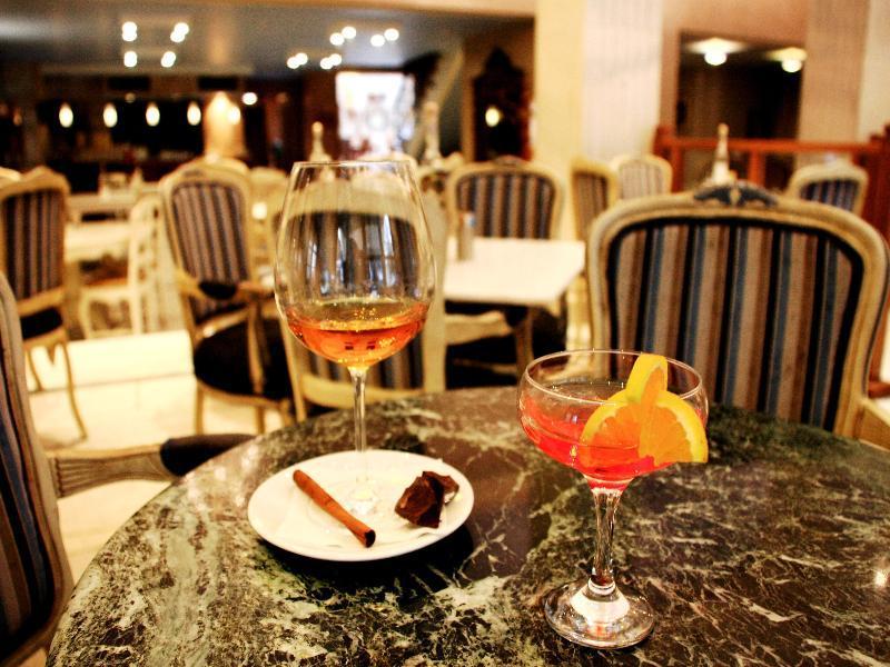 Byzantino Hotel พาทรา ภายนอก รูปภาพ