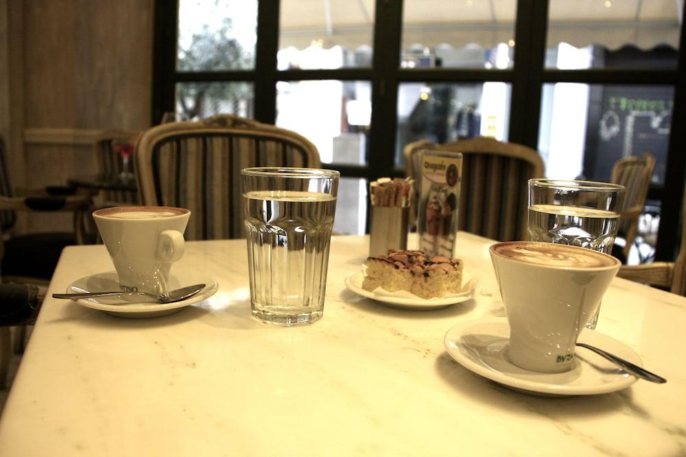 Byzantino Hotel พาทรา ภายนอก รูปภาพ